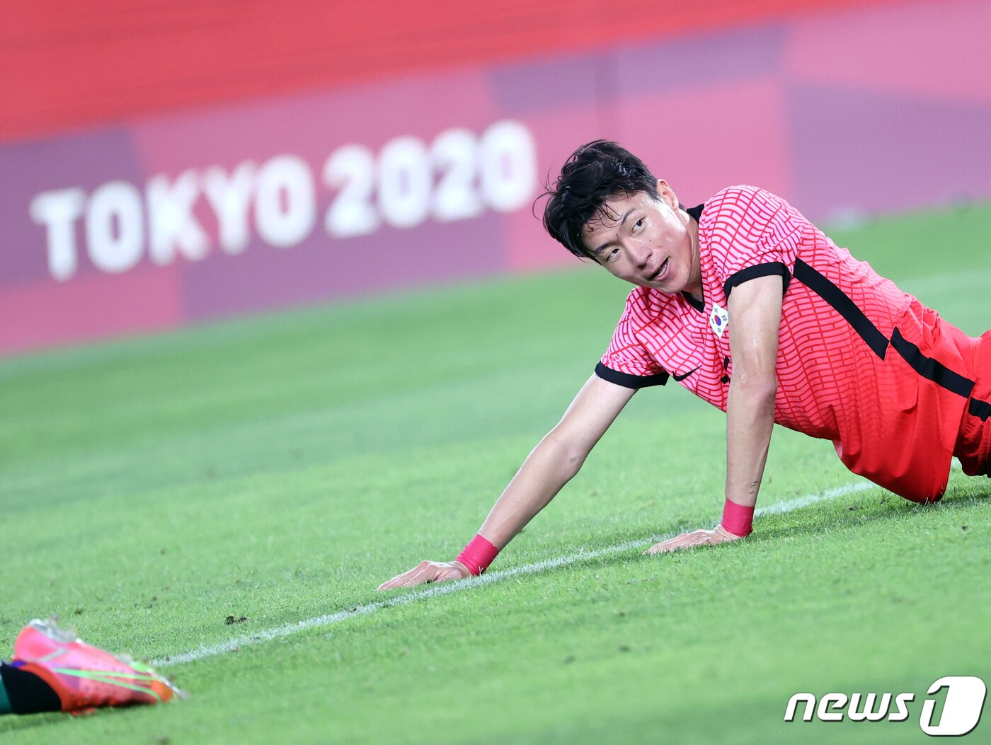 본문 이미지 - 22일 오후 일본 이바라기현 가시마 스타디움에서 열린 '2020 도쿄올림픽' 남자축구 조별리그 B조 1차전 대한민국과 뉴질랜드의 경기에서 골 기회를 놓친 황의조가 아쉬워하고 있다. 이날 경기는 대한민국이 1대0으로 패배했다. 이재명 기자