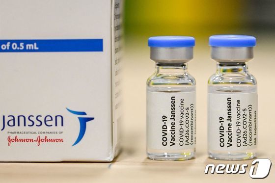 존슨앤드존슨 자회사 얀센이 개발한 코로나19 백신. © AFP=뉴스1