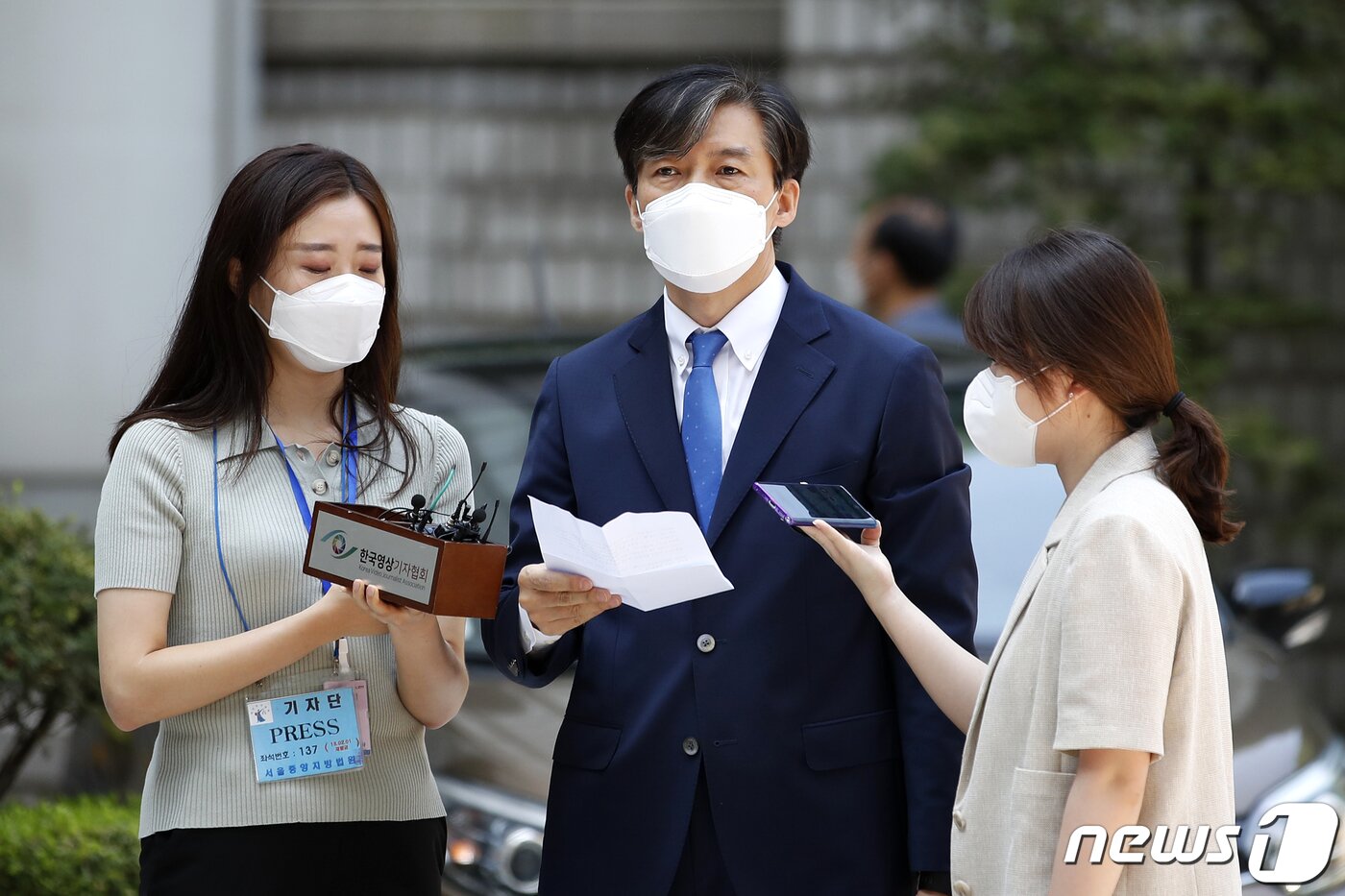 본문 이미지 - 조국 전 법무부 장관이 23일 오전 서울 서초구 서울중앙지방법원에서 열린 '감찰무마·자녀 입시비리' 관련 공판에 출석하기에 앞서 입장을 밝히고 있다. 2021.7.23/뉴스1 ⓒ News1 이승배 기자