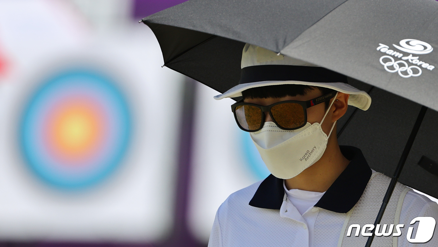 (도쿄=뉴스1) 송원영 기자 = 대한민국 양궁대표팀 안산이 23일 오전 일본 도쿄 유메노시마 공원 양궁장에서 열린 2020 도쿄올림픽 여자 랭킹 라운드에서 기록 확인을 마치고 이동 …