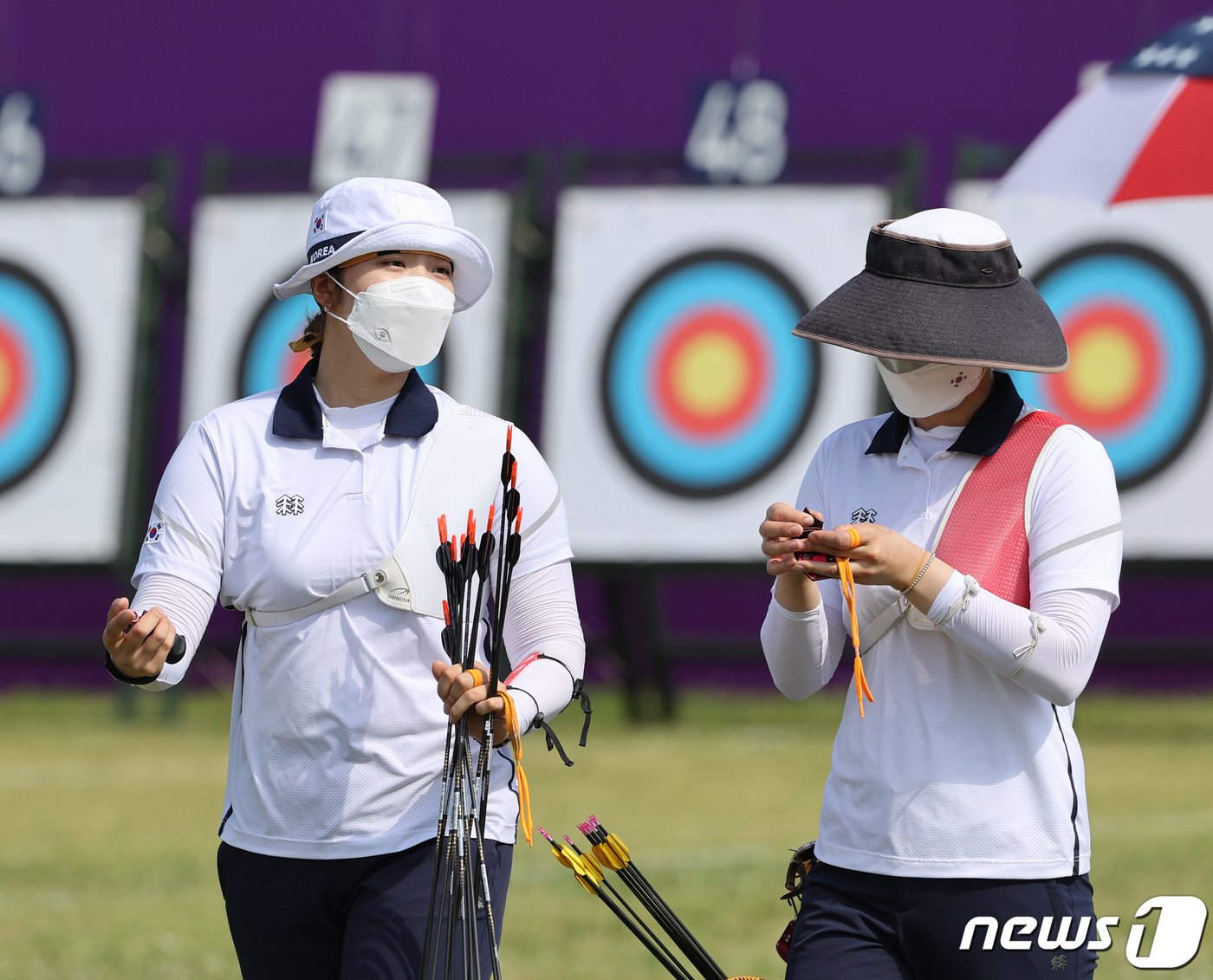 본문 이미지 - 대한민국 양궁대표팀 강채영과 장민희가 23일 오전 일본 도쿄 유메노시마 공원 양궁장에서 열린 2020 도쿄올림픽 여자 랭킹 라운드에서 기록 확인을 마치고 이동하고 있다.2021.7.23/뉴스1 ⓒ News1 송원영 기자