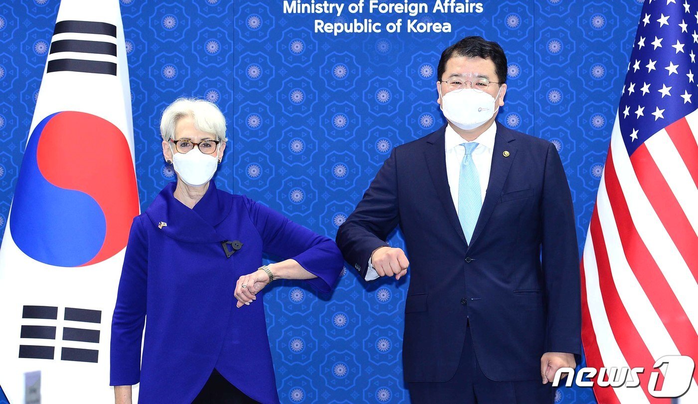 본문 이미지 - 최종건 외교부 1차관이 23일 서울 외교부 청사에서 웬디 셔먼 미국 국무부 부장관과 한미 외교차관 전략대화에 앞서 기념촬영을 하고 있다. (외교부 제공) 2021.7.23/뉴스1