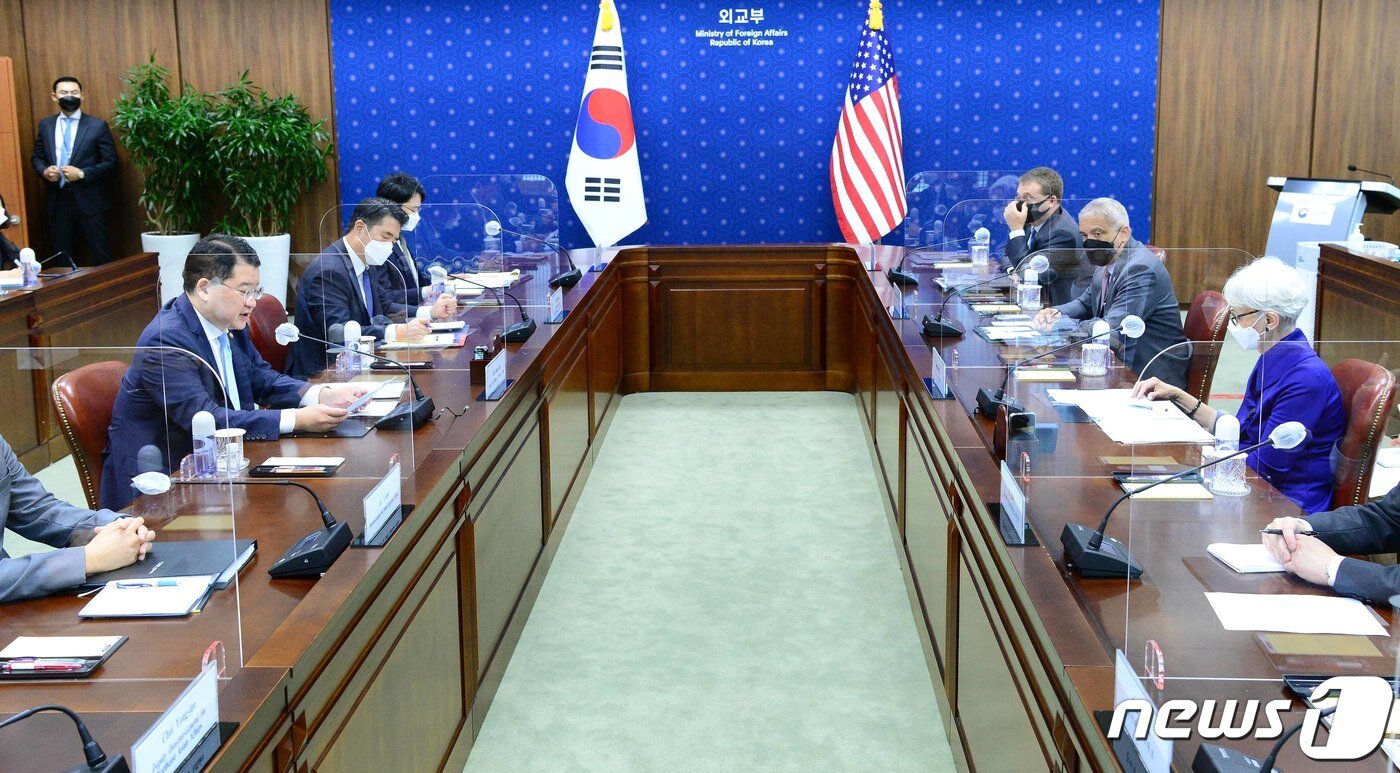 본문 이미지 - 최종건 외교부 1차관이 23일 서울 외교부 청사에서 웬디 셔먼 미국 국무부 부장관과 한미 외교차관 전략대화를 하고 있다. (외교부 제공) 2021.7.23/뉴스1
