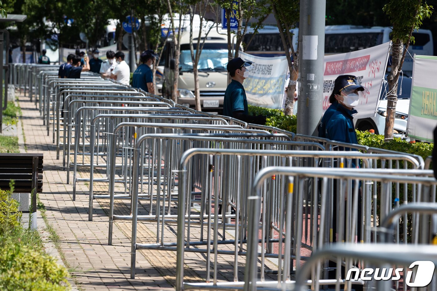 본문 이미지 - 민주노총이 대규모 집회를 예고한 23일 강원 원주시 건강보험공단본부 앞에 경찰병력이 배치돼 있다. 원주 건보공단 집회는 1인시위만 가능한 상황이다. 강원경찰청은 원주시가 사회적 거리두기 3단계 격상과 함께 집합금지 행정명령을 발표함에 따라 이날 예정된 민주노총 공공운수서비스노조의 ‘비정규직 노동자 직접 고용촉구 집회’를 원천 봉쇄할 계획이다. 2021.7.23/뉴스1 ⓒ News1 유승관 기자