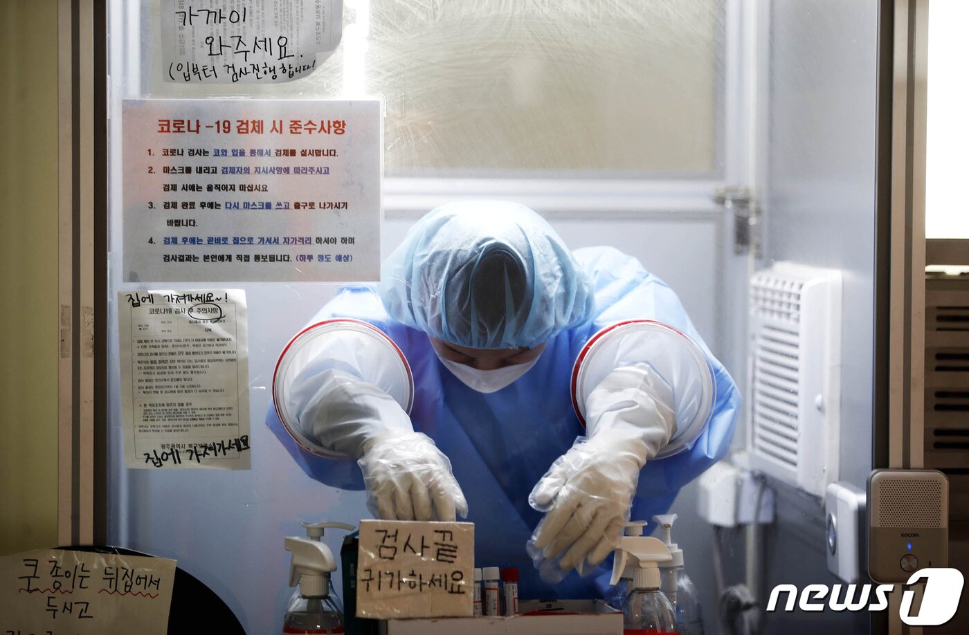 본문 이미지 - 전국 대부분 지역에 폭염특보가 내려진 23일 광주 북구선별진료소에서 더위에 지친 의료진이 부스 안에서 고개를 떨구고 있다. (광주북구 제공)
