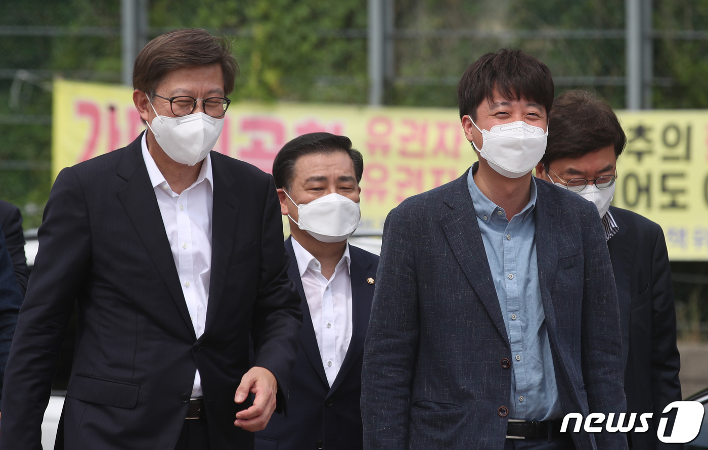 (부산=뉴스1) 여주연 기자 = 이준석 국민의힘 대표, 박형준 부산시장이 23일 오후 부산 강서구 가덕 대항전망대를 찾아 가덕신공항 추진상황을 살피기 위해 이동하고 있다. 2021 …