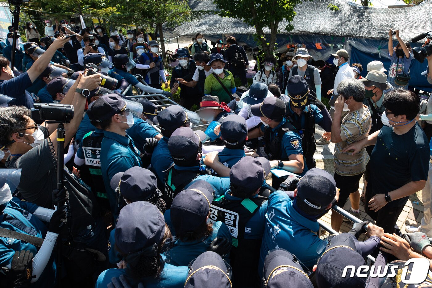 본문 이미지 - 민주노총 조합원들이 23일 강원 원주시 건강보험공단본부 앞에서 집회를 마친 후 경찰병력과 충돌하고 있다. 경찰은 원주시가 사회적 거리두기 3단계 격상과 함께 집합금지 행정명령을 발표함에 따라 이날 민주노총 공공운수서비스노조의 ‘비정규직 노동자 직접 고용촉구 집회’를 원천 봉쇄했다. 2021.7.23/뉴스1 ⓒ News1 유승관 기자