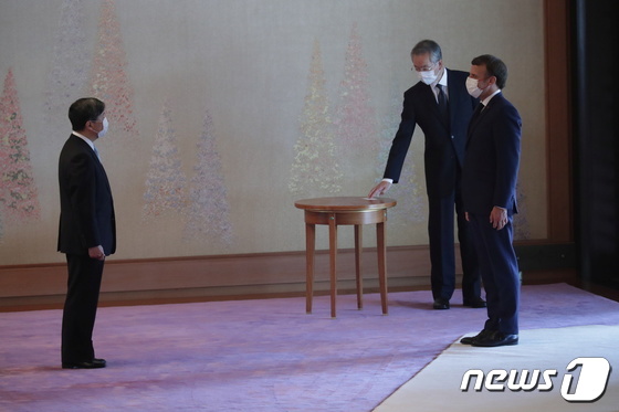 일본 나루히토 국왕(왼쪽)이 23일 고쿄를 찾은 에마뉘엘 마크롱 프랑스 대통령을 만나고 있다. © 로이터=뉴스1