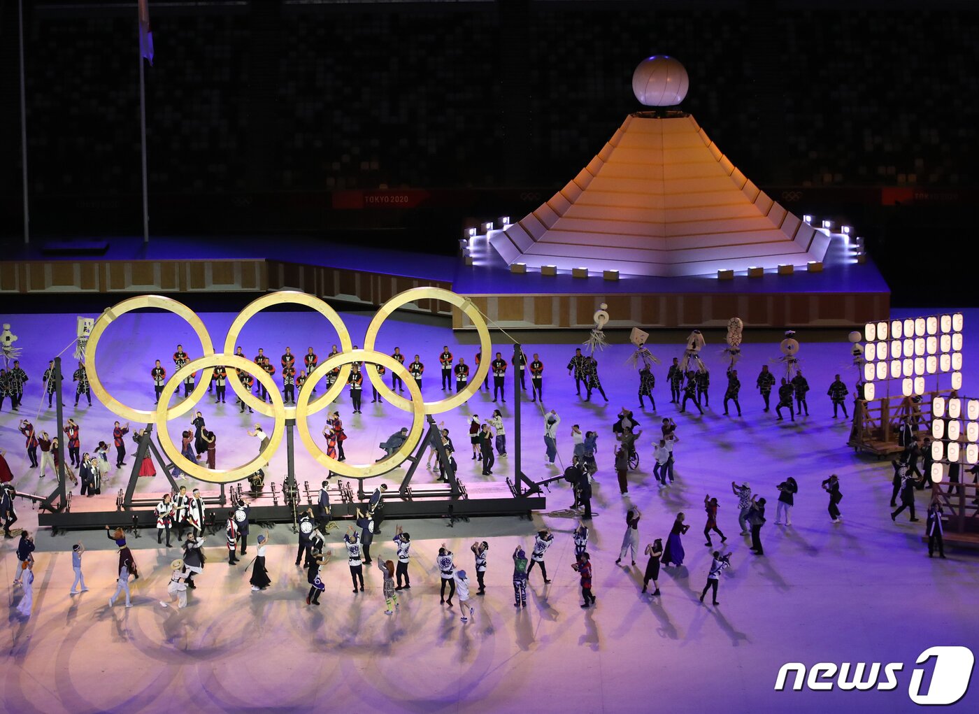 본문 이미지 - 23일 밤 일본 도쿄 국립경기장에서 열린 2020 도쿄올림픽 개막식에서 공연이 펼쳐지고 있다. 신종 코로나바이러스 감염증(코로나19) 팬데믹으로 인해 대회 1년 연기와 무관중 경기 등 사상 최악의 '불안한 스포츠 축제' 2020 도쿄 하계올림픽은 이날 개막해 8월8일까지 17일간의 열전에 돌입한다. 29개 종목 355명의 선수단이 참가하는 한국 선수단은 이번 도쿄올림픽에서 금메달 7개 이상 획득해 종합순위 10위 이내 성적을 내겠다는 목표를 세웠다. 송원영 기자