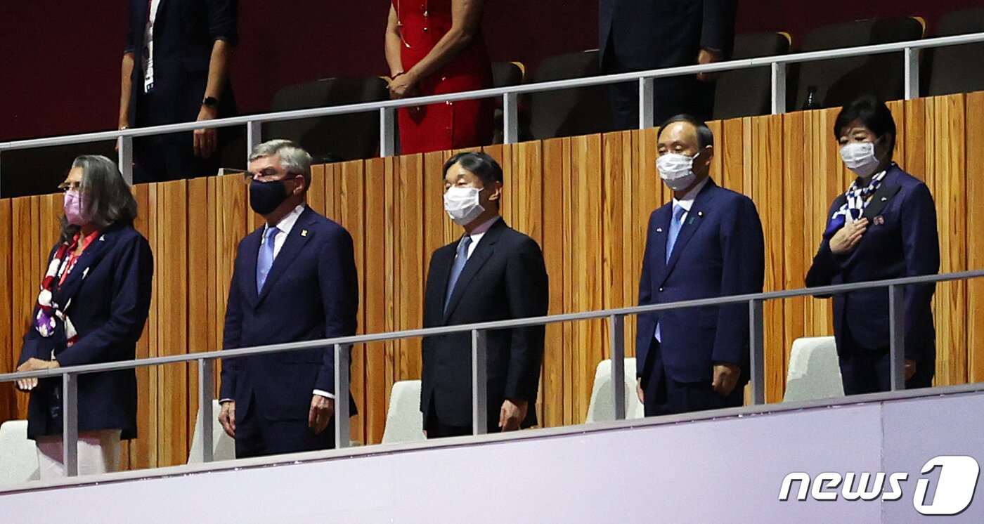 본문 이미지 - 나루히토 일왕과 토마스 바흐 국제올림픽위원회 위원장이 23일 오후 일본 도쿄 국립경기장에서 열린 2020 도쿄올림픽 개막식에 참석하고 있다. 신종 코로나바이러스 감염증(코로나19) 팬데믹으로 인해 대회 1년 연기와 무관중 경기 등 사상 최악의 '불안한 스포츠 축제' 2020 도쿄 하계올림픽은 이날 개막해 8월8일까지 17일간의 열전에 돌입한다. 29개 종목 355명의 선수단이 참가하는 한국 선수단은 이번 도쿄올림픽에서 금메달 7개 이상 획득해 종합순위 10위 이내 성적을 내겠다는 목표를 세웠다. 이재명 기자