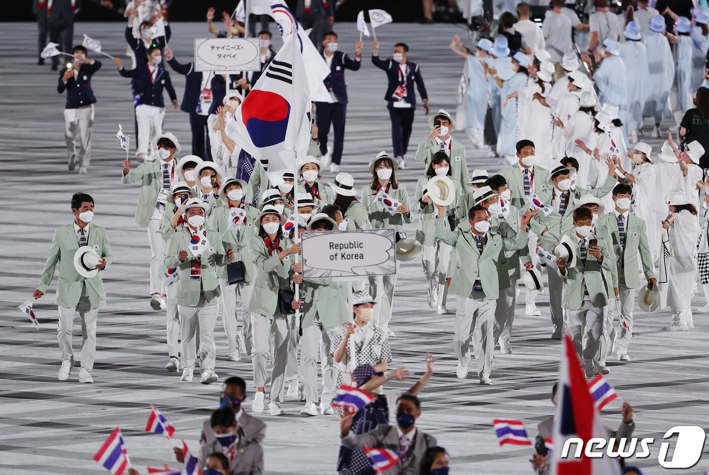 본문 이미지 - 23일 오후 일본 도쿄 국립경기장에서 열린 2020 도쿄올림픽 개막식에서 대한민국 선수들이 입자하고 있다. 신종 코로나바이러스 감염증(코로나19) 팬데믹으로 인해 대회 1년 연기와 무관중 경기 등 사상 최악의 '불안한 스포츠 축제' 2020 도쿄 하계올림픽은 이날 개막해 8월8일까지 17일간의 열전에 돌입한다. 29개 종목 355명의 선수단이 참가하는 한국 선수단은 이번 도쿄올림픽에서 금메달 7개 이상 획득해 종합순위 10위 이내 성적을 내겠다는 목표를 세웠다. 이재명 기자