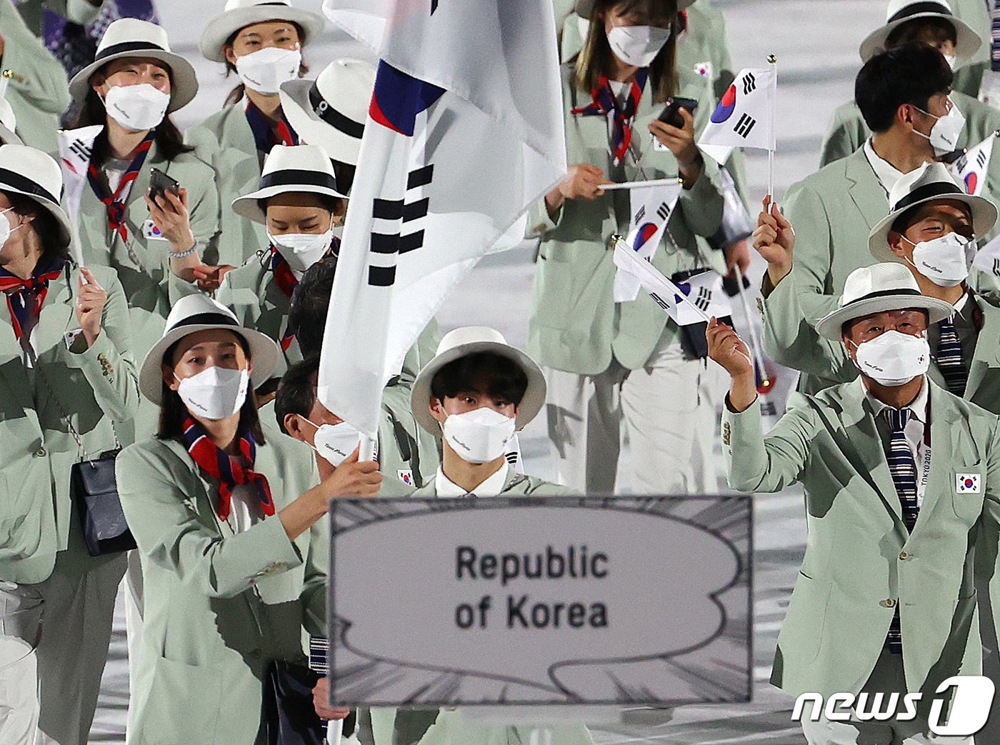 본문 이미지 - 2021년 개최된 2020 도쿄 올림픽에서 기수로 나선 황선우. 2021.7.23/뉴스1 ⓒ News1 이재명 기자