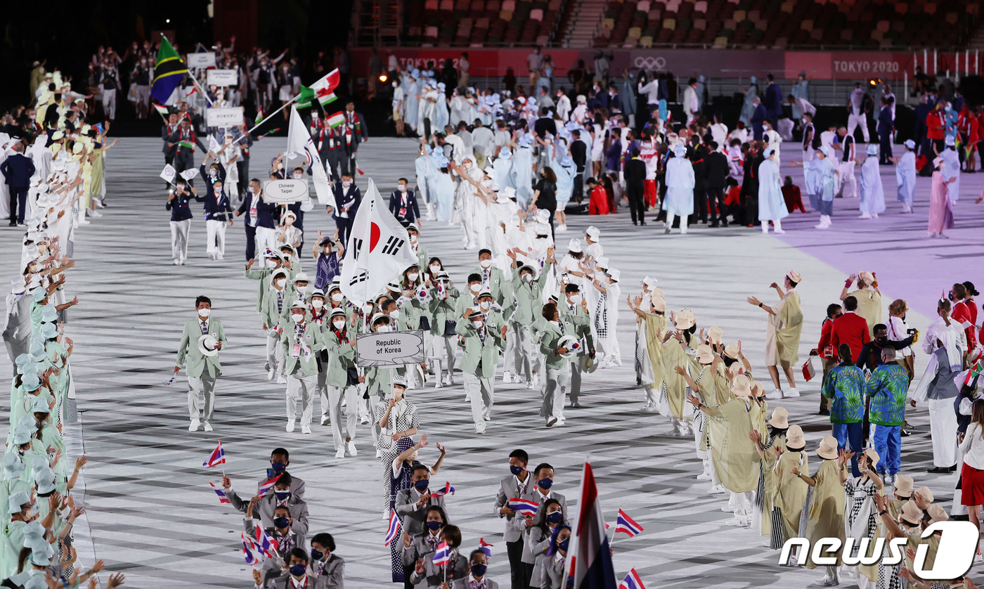 (도쿄=뉴스1) 이재명 기자 = 23일 오후 일본 도쿄 국립경기장에서 열린 2020 도쿄올림픽 개막식에서 대한민국 선수들이 입장하고 있다.신종 코로나바이러스 감염증(코로나19) 팬 …