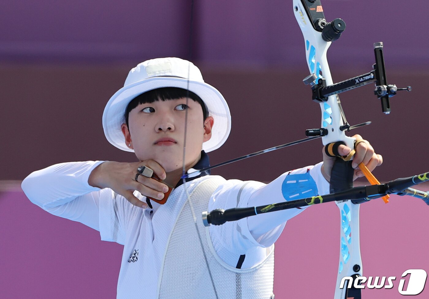 본문 이미지 - 대한민국 양궁대표팀 김제덕이 24일 일본 도쿄 유메노시마 공원 양궁장에서 열린 2020 도쿄올림픽 혼성단체전 8강에서 활을 쏘고 있다. 2021.7.24/뉴스1 ⓒ News1 송원영 기자