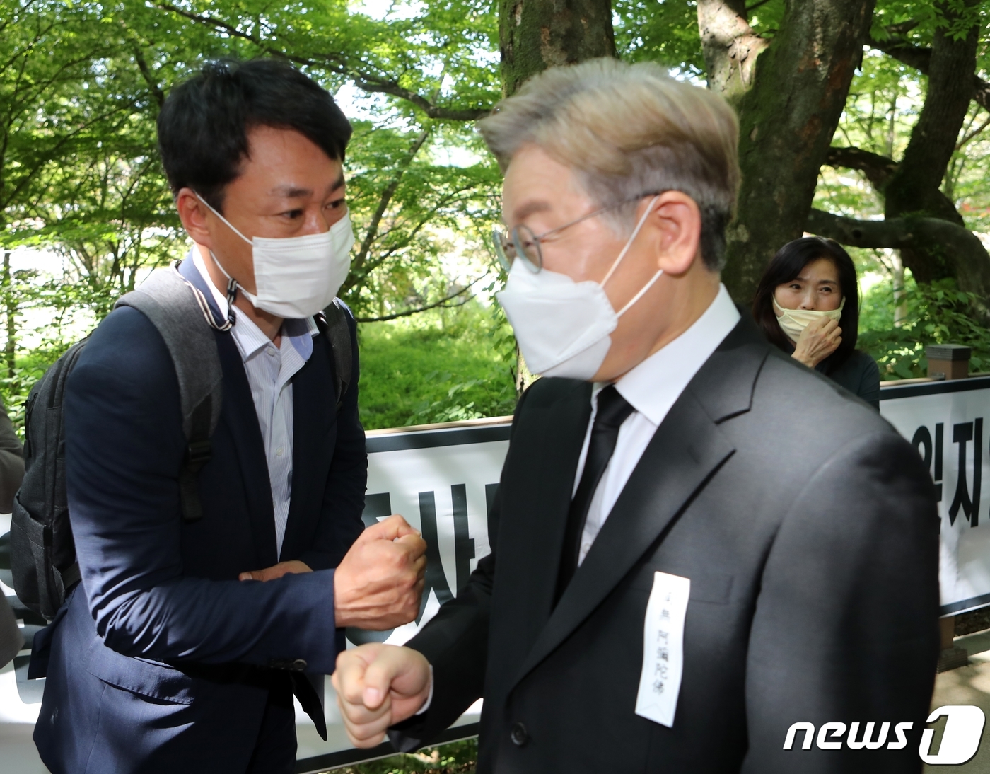 (전북=뉴스1) 김동규 기자 = 24일 월주스님을 조문하기 위해 전북 김제시 금산사를 찾은 이재명 경기지사(오른쪽)가 그의 지지모임인 공명포럼 전북대표를 맡고 있는 진형석 전북도의 …