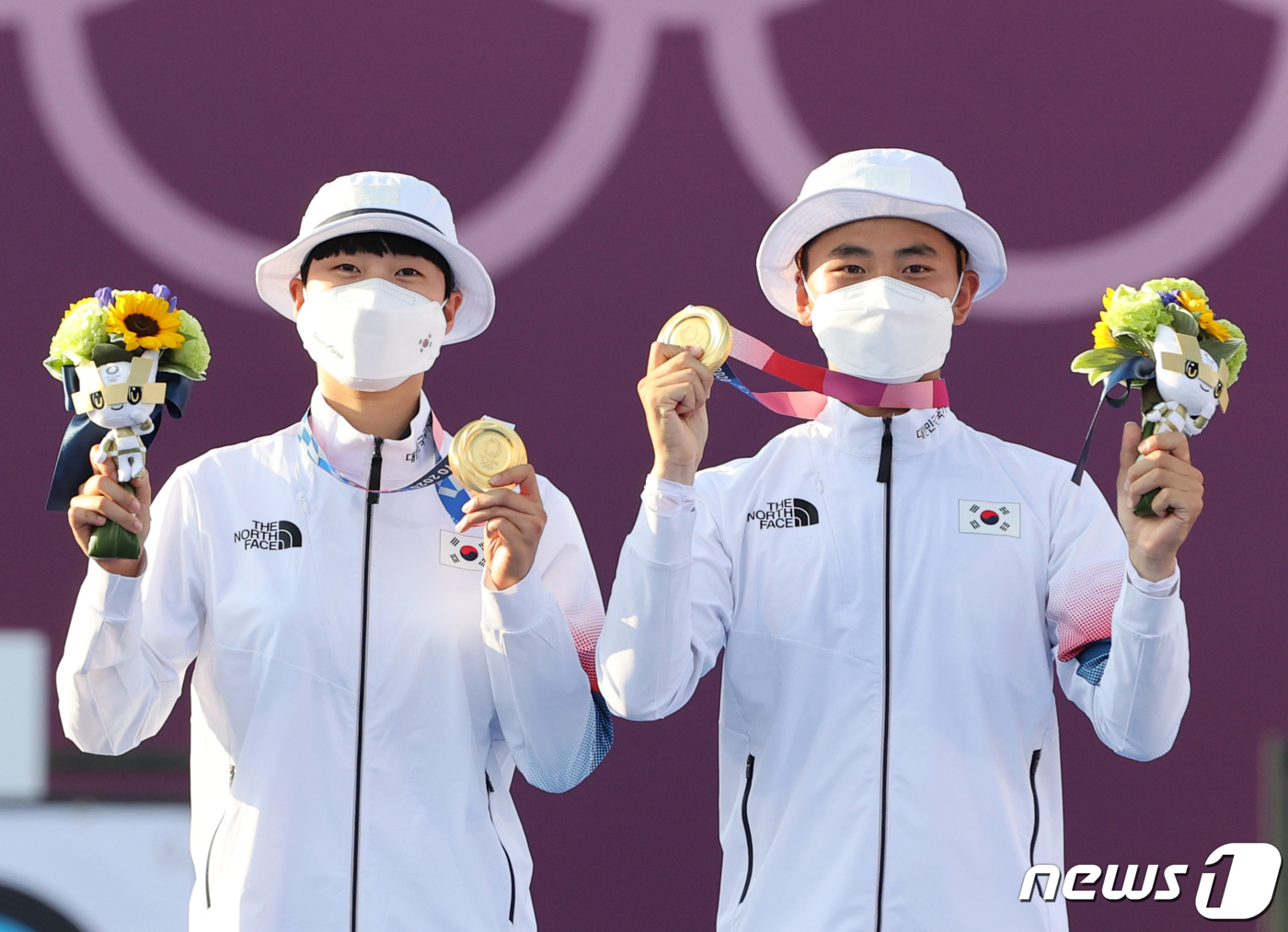 (도쿄=뉴스1) 송원영 기자 = 대한민국 양궁대표팀 안산과 김제덕이 24일 일본 도쿄 유메노시마 공원 양궁장에서 열린 2020 도쿄올림픽 혼성단체 결승전에서 승리했다. 안산과 김제 …