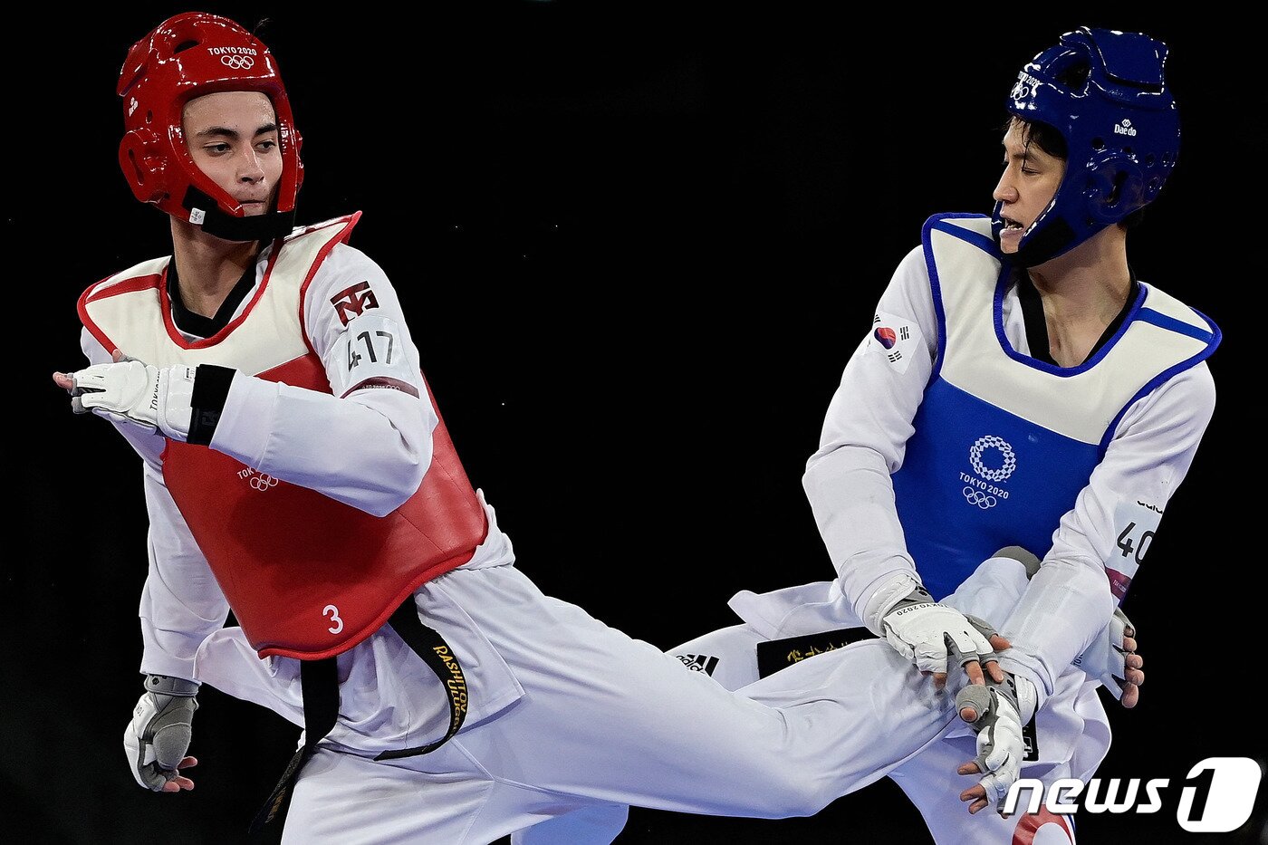 본문 이미지 - 한국 태권도 '간판' 이대훈이 25일 일본 지바 마쿠하리 메세 A홀에서 열린 2020 도쿄올림픽 태권도 남자 68㎏급 16강전에서 울루그벡 라시토프(우즈베키스탄)와 연장전 끝에 19-21로 졌다. ⓒ AFP=뉴스1 