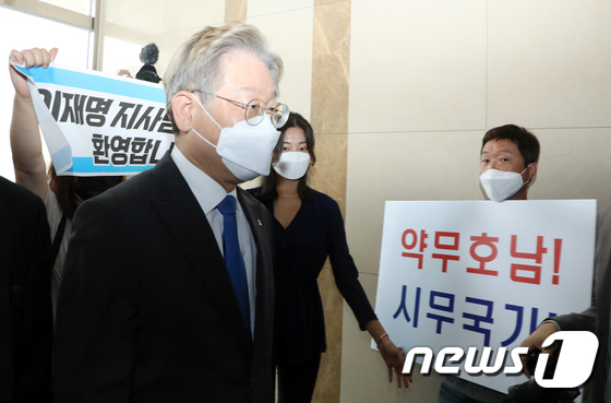 과거로 향하는 與 경선…李vs李 퇴로 없는 '지역주의' 논쟁 - Vimarsana News