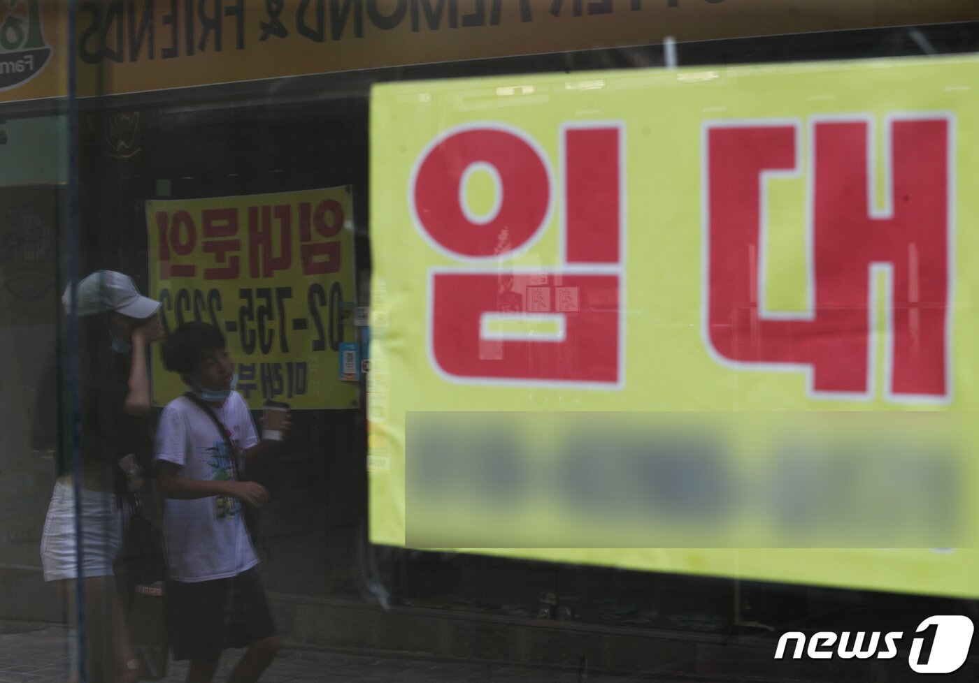 본문 이미지 - 서울 명동거리 점포에 임대 안내문이 붙어 있다. 2021.7.25/뉴스1 ⓒ News1 신웅수 기자