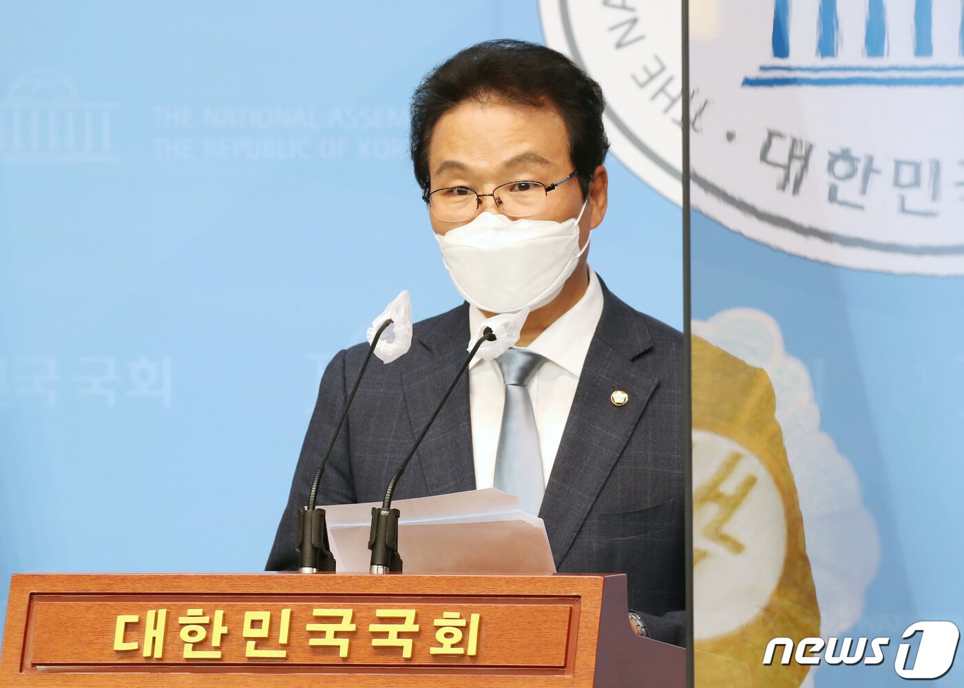 본문 이미지 - 김용판 국민의힘 의원이 25일 서울 여의도 국회 소통관에서 기자회견을 열고, 윤석열 전 검찰총장에 대한 입장문을 발표하고 있다. 김 의원은 윤 전 총장을 향해 ▲윤우진 전 용산세무서장 뇌물수수 혐의 사건 관련 윤 후보의 역할 ▲대구방문 당시 대구를 한국의 모스크바로 표현 ▲적폐수사를 검사에 숙명에 속하는 문제로 해명한 발언 등에 대한 답을 요구했다. 2021.7.25/뉴스1 ⓒ News1 구윤성 기자