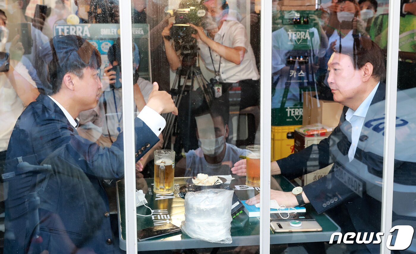 본문 이미지 - 이준석 국민의힘 대표와 윤석열 전 검찰총장이 25일 오후 서울 광진구의 한 음식점에서 '치맥회동'을 하고 있다. 2021.7.25/뉴스1 ⓒ News1 구윤성 기자