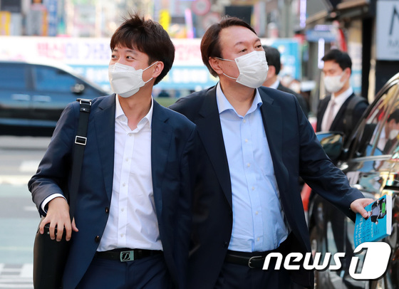 "尹 합류는 해당행위"→5시간만에 봉합됐지만…이준석 리더십 '가시밭길' - Vimarsana News
