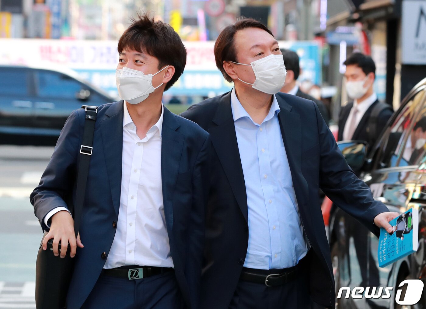 본문 이미지 - 이준석 국민의힘 대표와 윤석열 전 검찰총장이 25일 오후 서울 광진구 건대맛의거리에서 '치맥회동'을 하기 위해 음식점으로 향하고 있다. 2021.7.25/뉴스1 ⓒ News1 구윤성 기자