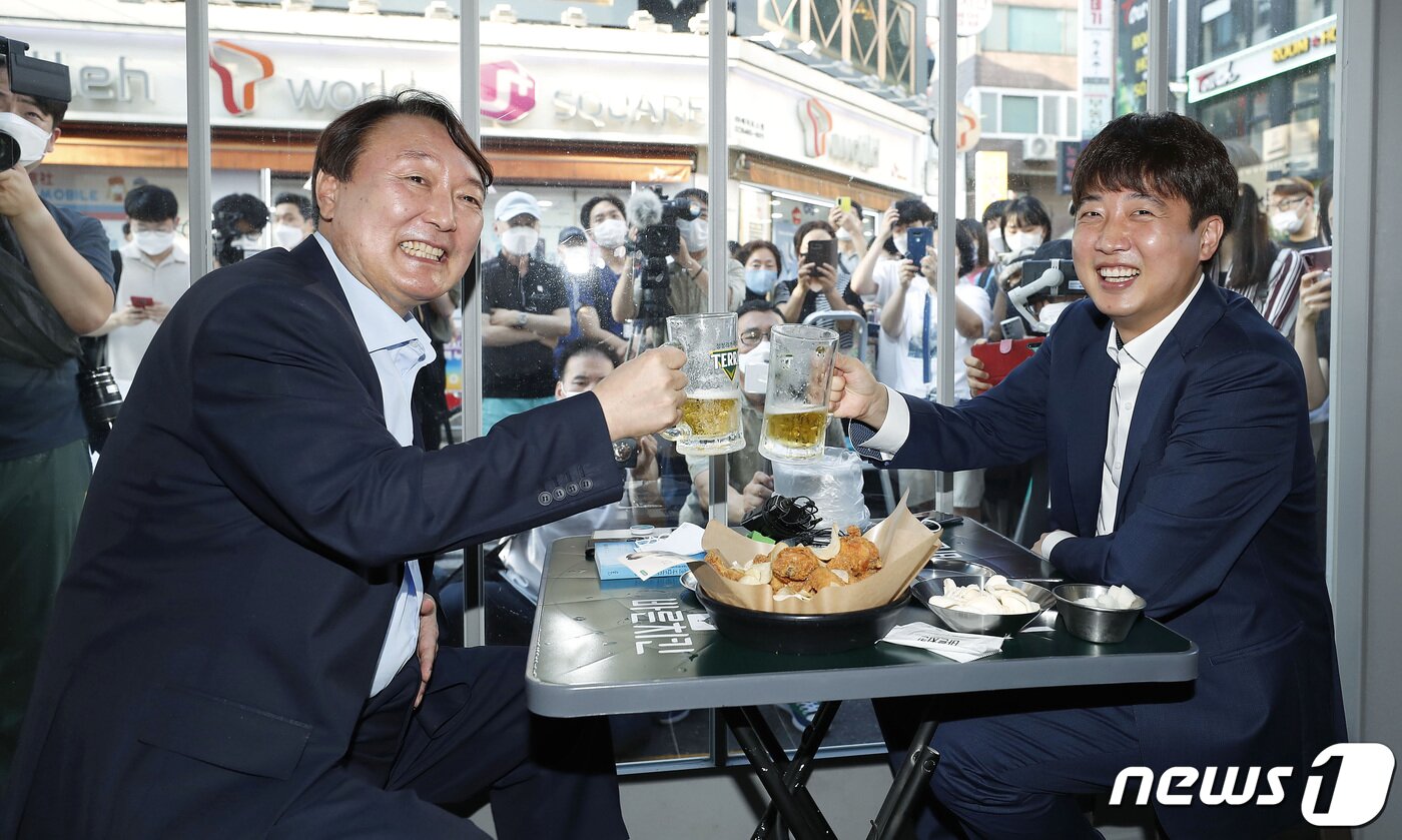 본문 이미지 - 이준석 국민의힘 대표와 윤석열 전 검찰총장이 25일 오후 서울 광진구의 한 음식점에서 '치맥회동'을 하고 있다. 2021.7.25/뉴스1 ⓒ News1 구윤성 기자