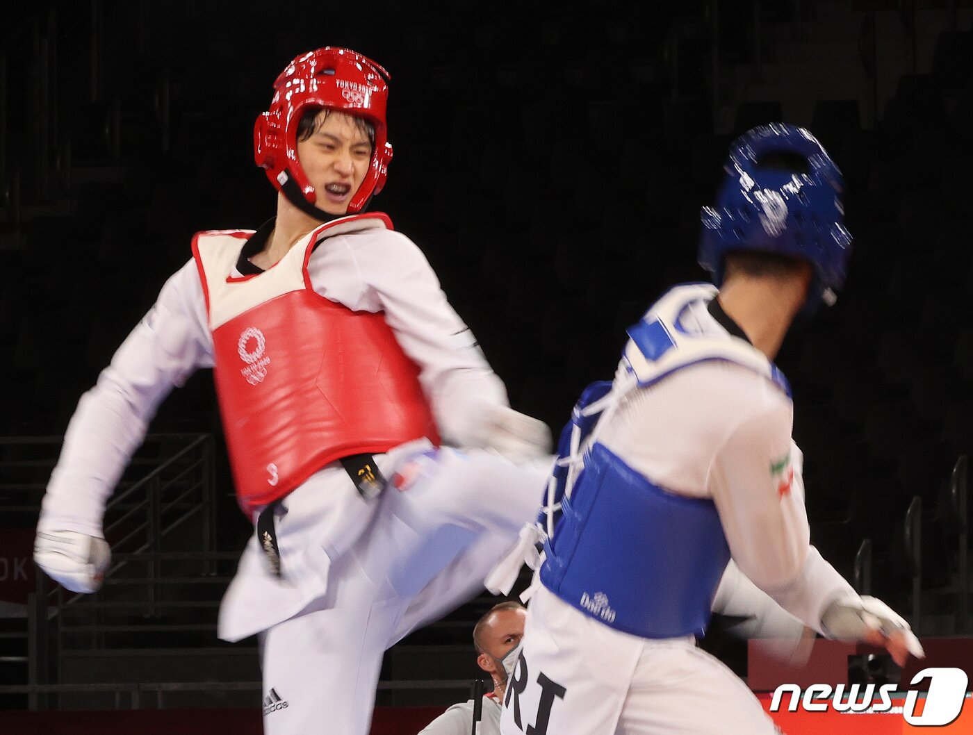 본문 이미지 - 태권도 이대훈이 25일 밤 일본 지바현 마쿠하리 메세A홀에서 열린 태권도 남자 68kg급 패자부활전 두번째 경기에서 이란의 미르하셈 후세이니를 공격하고 있다. 패자부활전 두번째 경기에서 이대훈은 미르하셈 후세이니를 상대로 30-21로 이겼다. 2021.7.25/뉴스1 ⓒ News1 송원영 기자