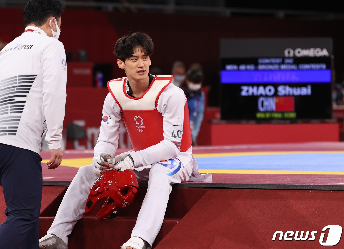 본문 이미지 - 태권도 이대훈이 25일 밤 일본 지바현 마쿠하리 메세A홀에서 열린 태권도 남자 68kg급 동메달 결정전에서 중국의 자오솨이에 패해 아쉬워 하고 있다. 이날 동메달 결정전에서 이대훈은 13-17로 패배했다. 2021.7.25/뉴스1 ⓒ News1 송원영 기자