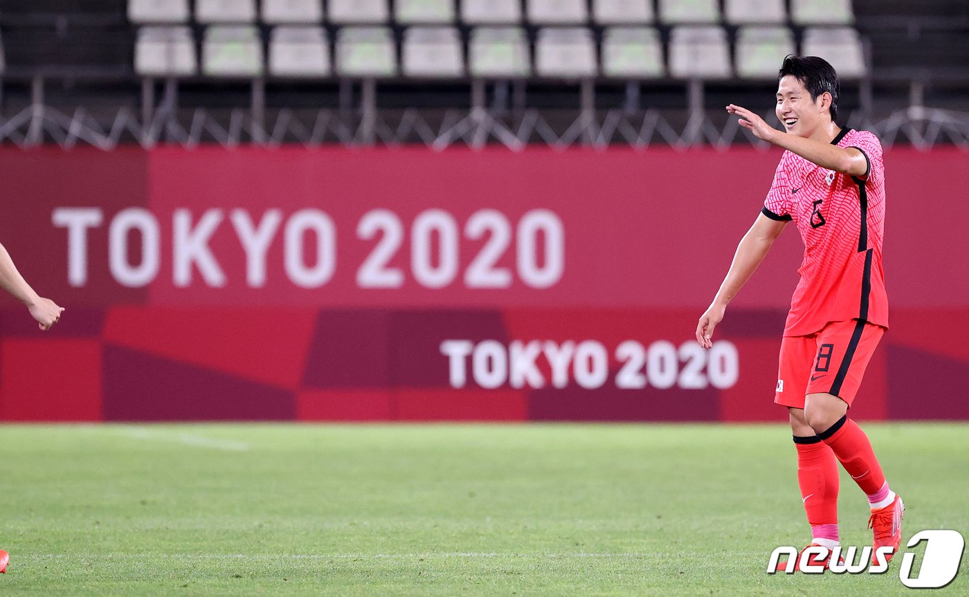 본문 이미지 - 대한민국 이강인이 25일 오후 일본 이바라기현 가시마 스타디움에서 열린 &#39;2020 도쿄올림픽&#39; 남자축구 조별리그 B조 2차전 대한민국과 루마니아의 경기를 마친 후 미소를 짓고 있다. 이날 경기는 대한민국이 4대0으로 승리했다. 2021.7.25/뉴스1 ⓒ News1 이재명 기자