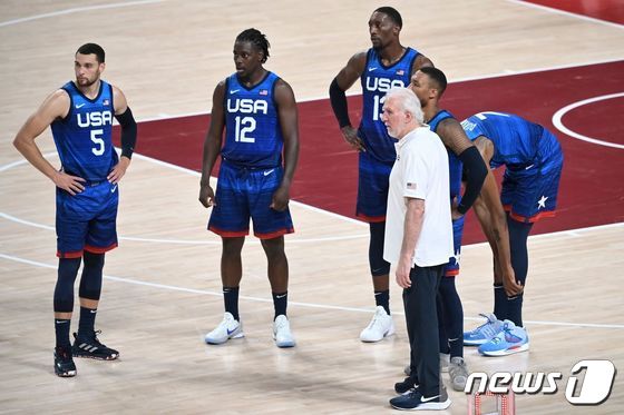프랑스전 패배 이후 아쉬운 표정의 미국 농구 대표팀. © AFP=뉴스1