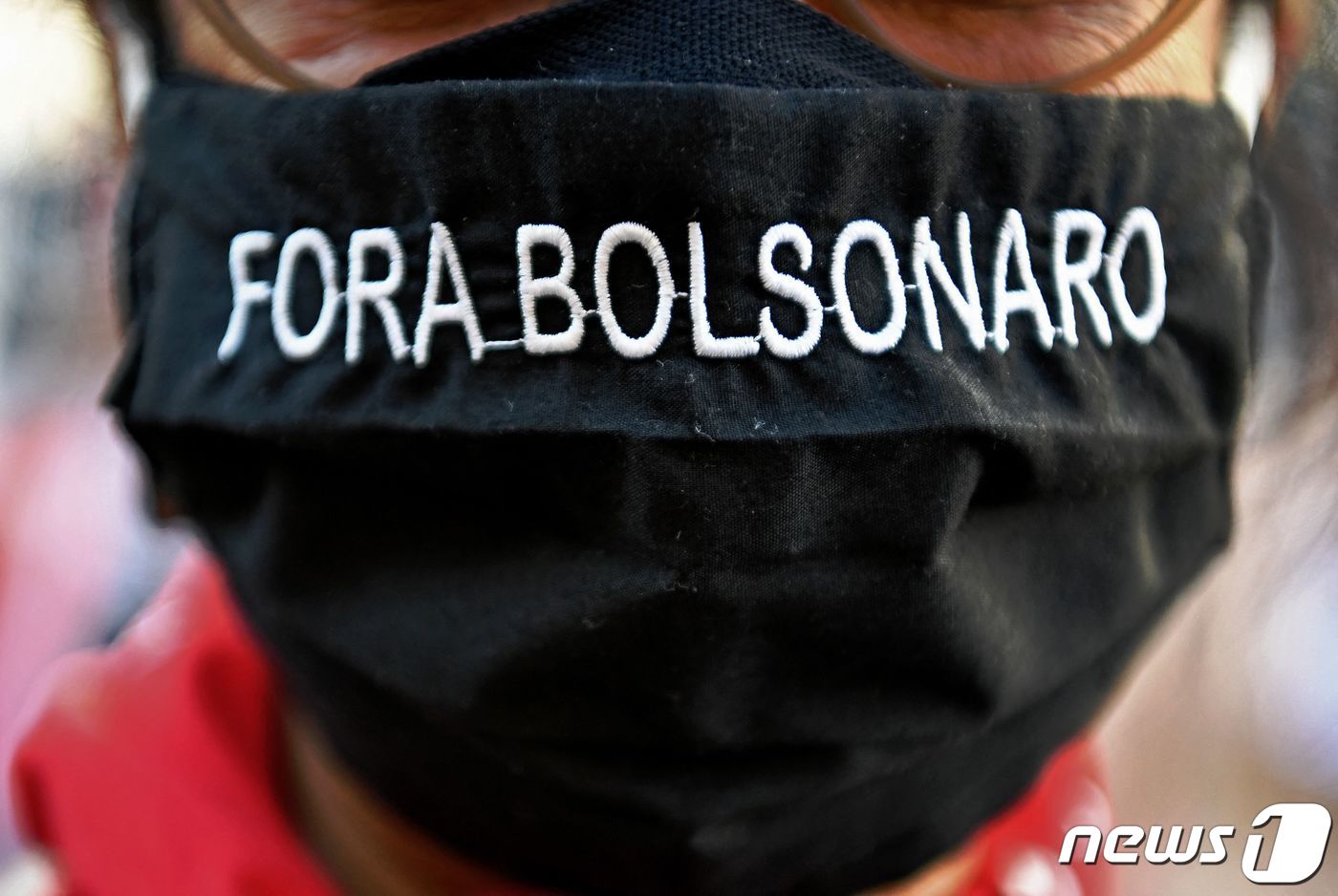 (리우데자네이루 AFP=뉴스1) 이정후 기자 = 24일(현지시간) 브라질 곳곳에서 자이르 보우소나루 브라질 대통령의 탄핵을 요구하는 시위가 열렸다. 한 시위대가 '보우소나루 아웃' …