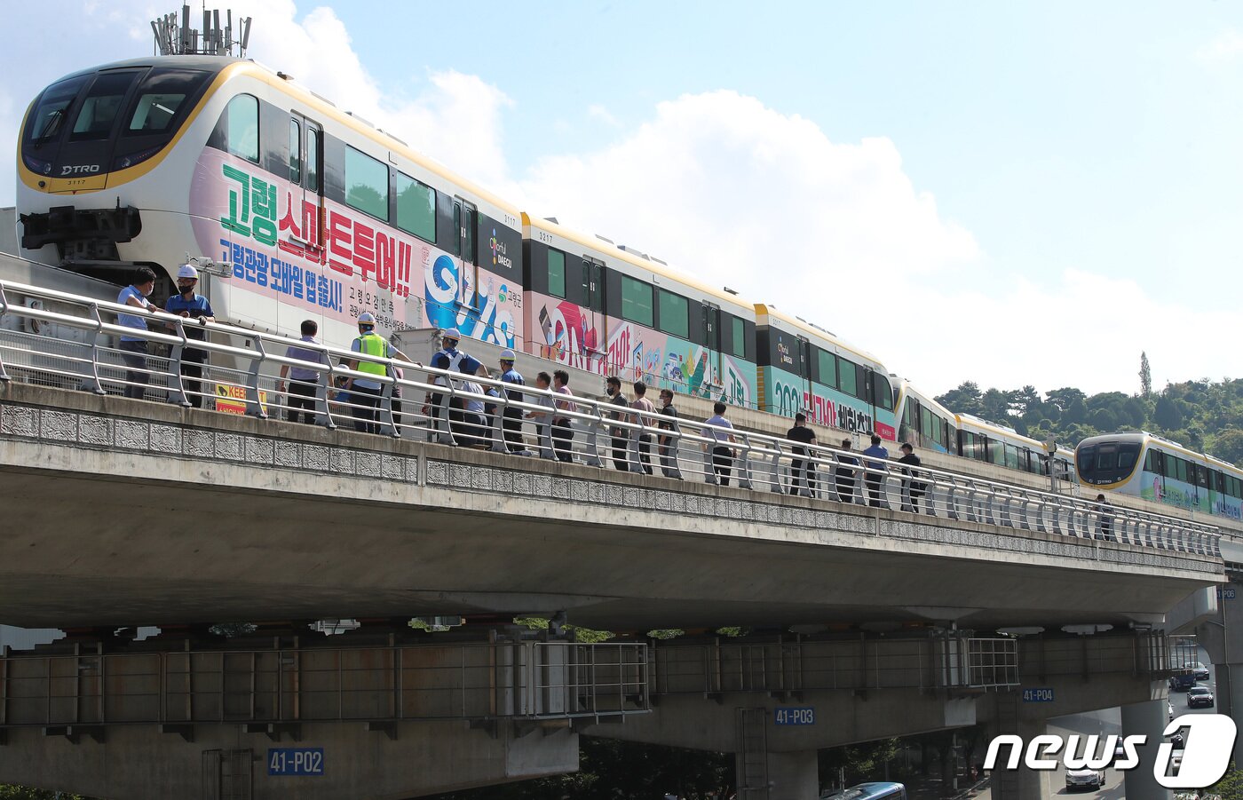 본문 이미지 - 지난 2021년 7월 26일 오전 6시 40분쯤 대구 수성구 범물동 대구도시철도 3호선 용지역 인근에서 모노레일 열차가 멈춰 도시철도 관계자들이 긴급 복구를 하는 모습. (뉴스1 DB) 2021.7.26 ⓒ 뉴스1 공정식 기자