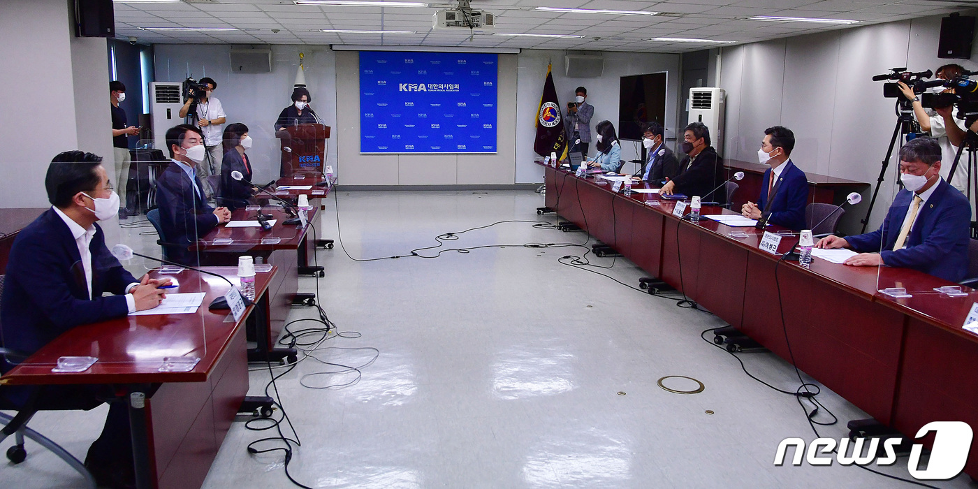 (서울=뉴스1) 국회사진취재단 = 26일 서울 용산구 대한의사협회에서 열린 국민의당-대한의사협회 정책간담회 '4차 팬데믹 대응방안 모색'에서 안철수 대표가 코로나19 펜더믹 상황과 …