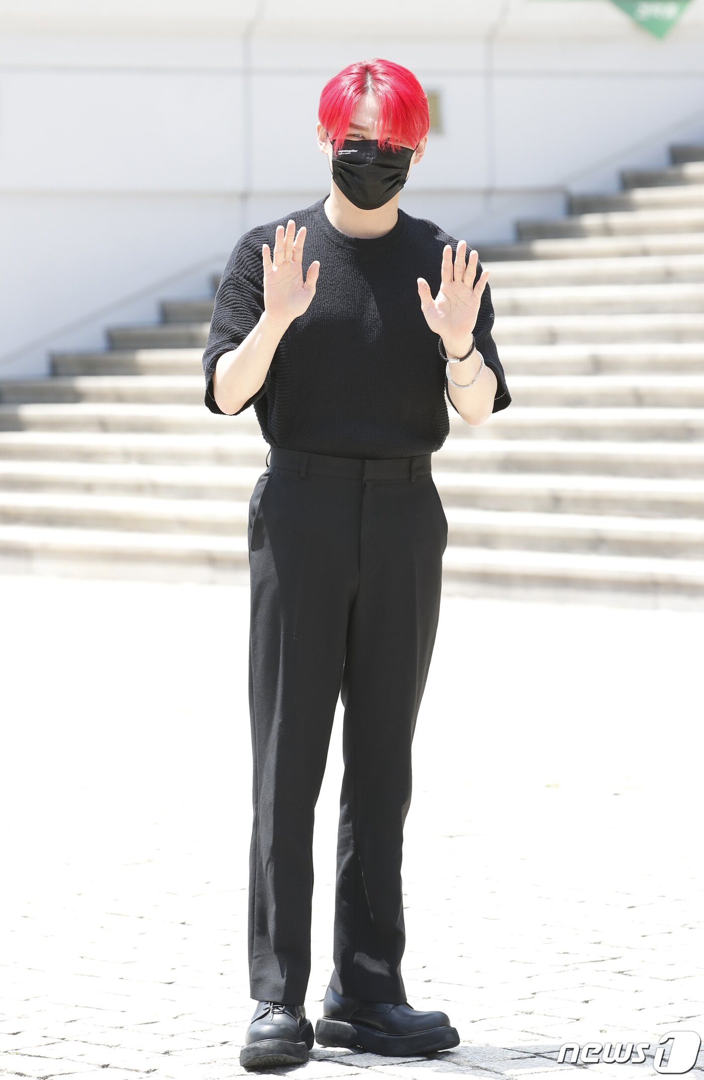 본문 이미지 - 가수 김준수가 26일 오후 서울 KBS 본관에서 진행된 라디오 '정은지의 가요광장' 녹화장으로 들어서며 근사한 손인사를 하고 있다. 2021.7.26/뉴스1 ⓒ News1 권현진 기자