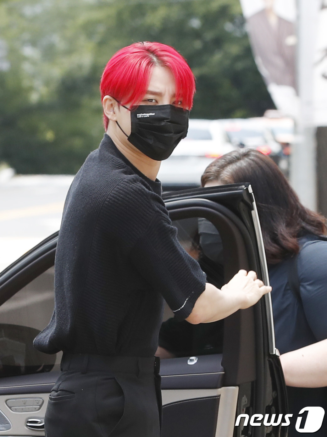 (서울=뉴스1) 권현진 기자 = 가수 김준수가 '엑스칼리버'의 홍보차 26일 오후 서울 KBS 본관에서 열리는 라디오 '정은지의 가요광장' 녹화장으로 들어서며 인사를 하고 있다. …