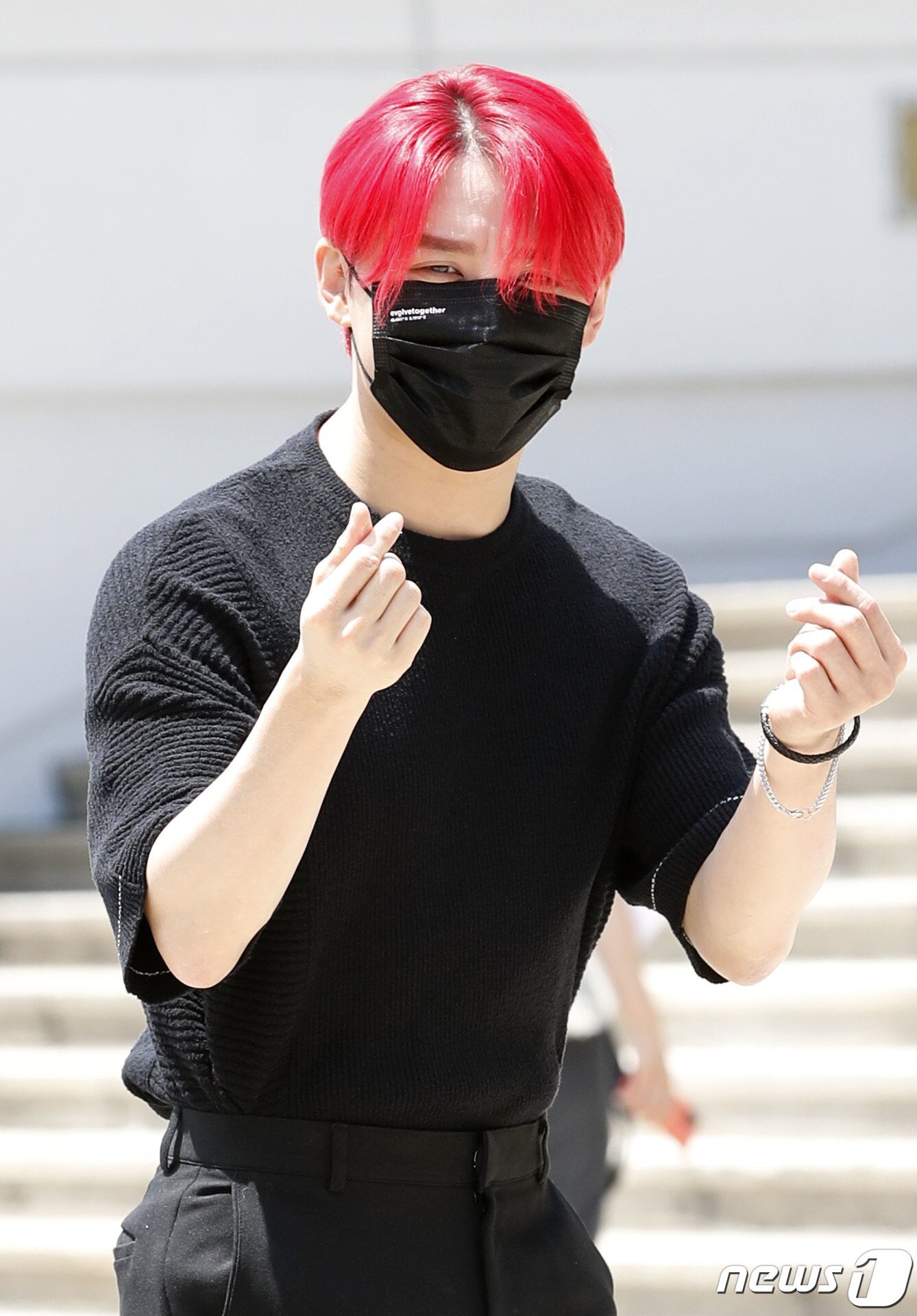 본문 이미지 - 가수 김준수가 '엑스칼리버'의 홍보차 26일 오후 서울 KBS 본관에서 진행된 라디오 '정은지의 가요광장' 녹화장으로 들어서며 인사를 하고 있다. 2021.7.26/뉴스1 ⓒ News1 권현진 기자