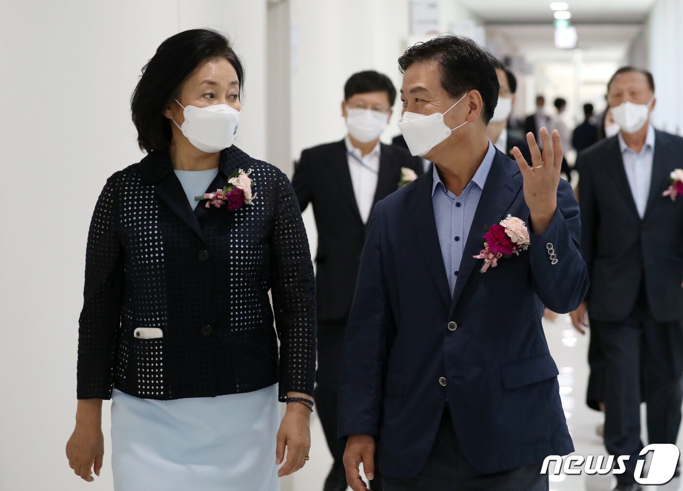 본문 이미지 - 박영선 전 중소벤처기업부 장관(왼쪽)과 홍종학 전 중소벤처기업부 장관이 26일 세종시 어진동 중기부에서 현판제막식을 청사를 둘러보고 있다. 2021.7.26/뉴스1 ⓒ News1 장수영 기자