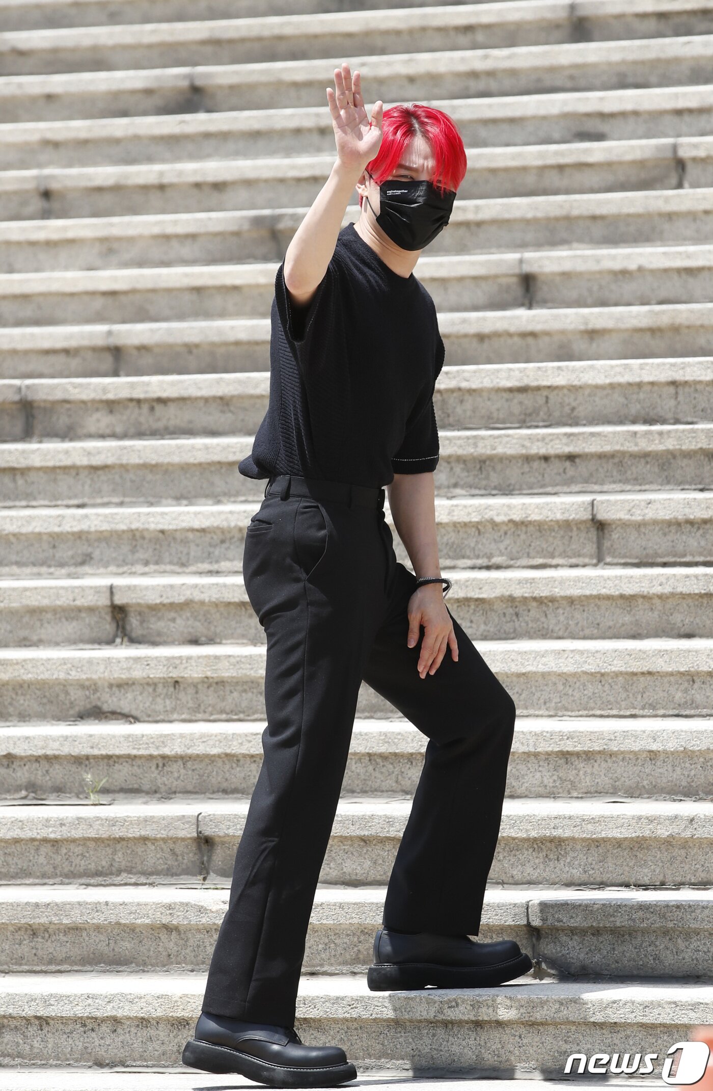 본문 이미지 - 가수 김준수가 '엑스칼리버'의 홍보차 26일 오후 서울 KBS 본관에서 진행된 라디오 '정은지의 가요광장' 녹화장으로 들어서며 멋진 손인사를 하고 있다. 2021.7.26/뉴스1 ⓒ News1 권현진 기자