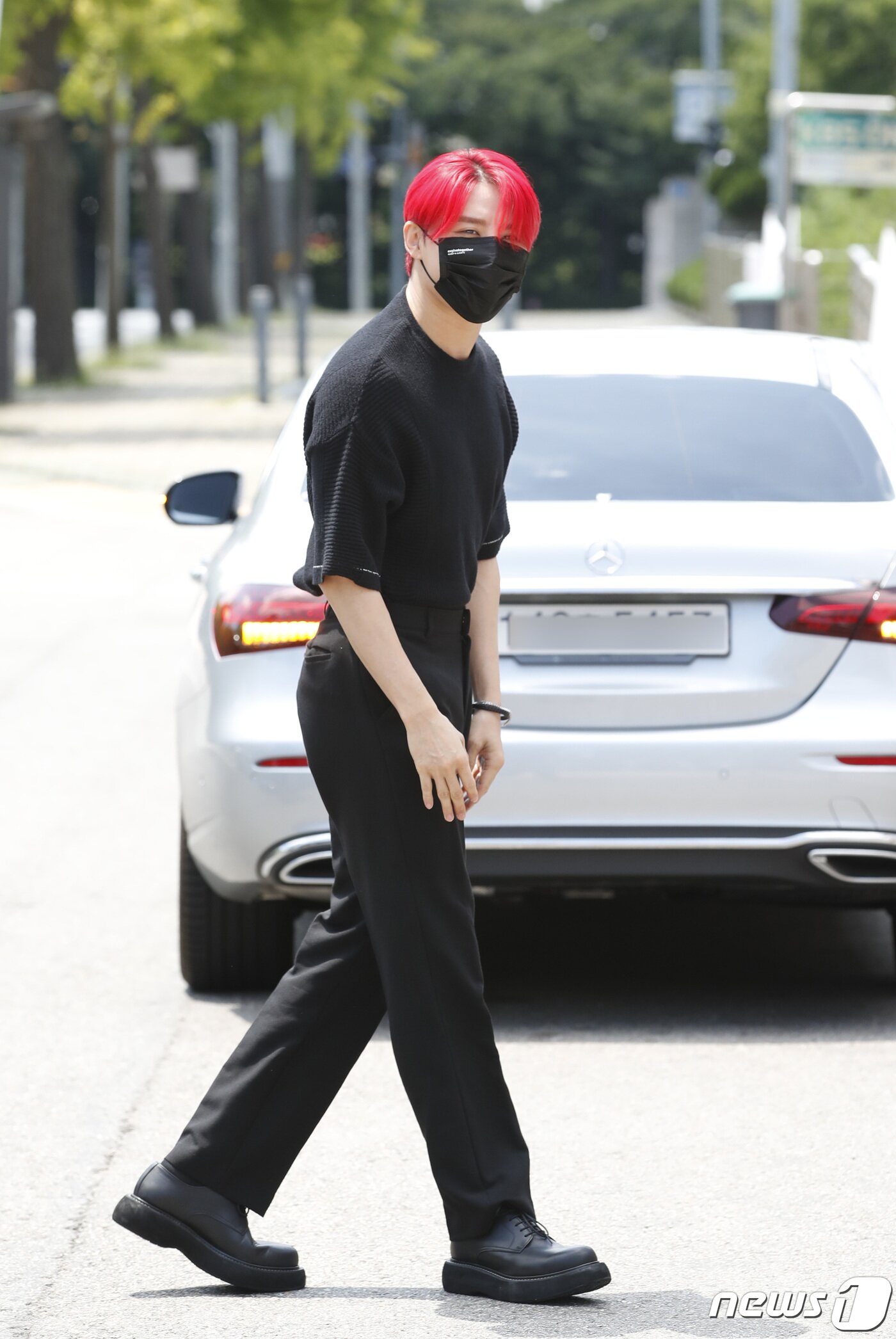 본문 이미지 - 가수 김준수가 26일 오후 서울 KBS 본관에서 진행된 라디오 '정은지의 가요광장' 녹화장으로 들어서고 있다. 2021.7.26/뉴스1 ⓒ News1 권현진 기자