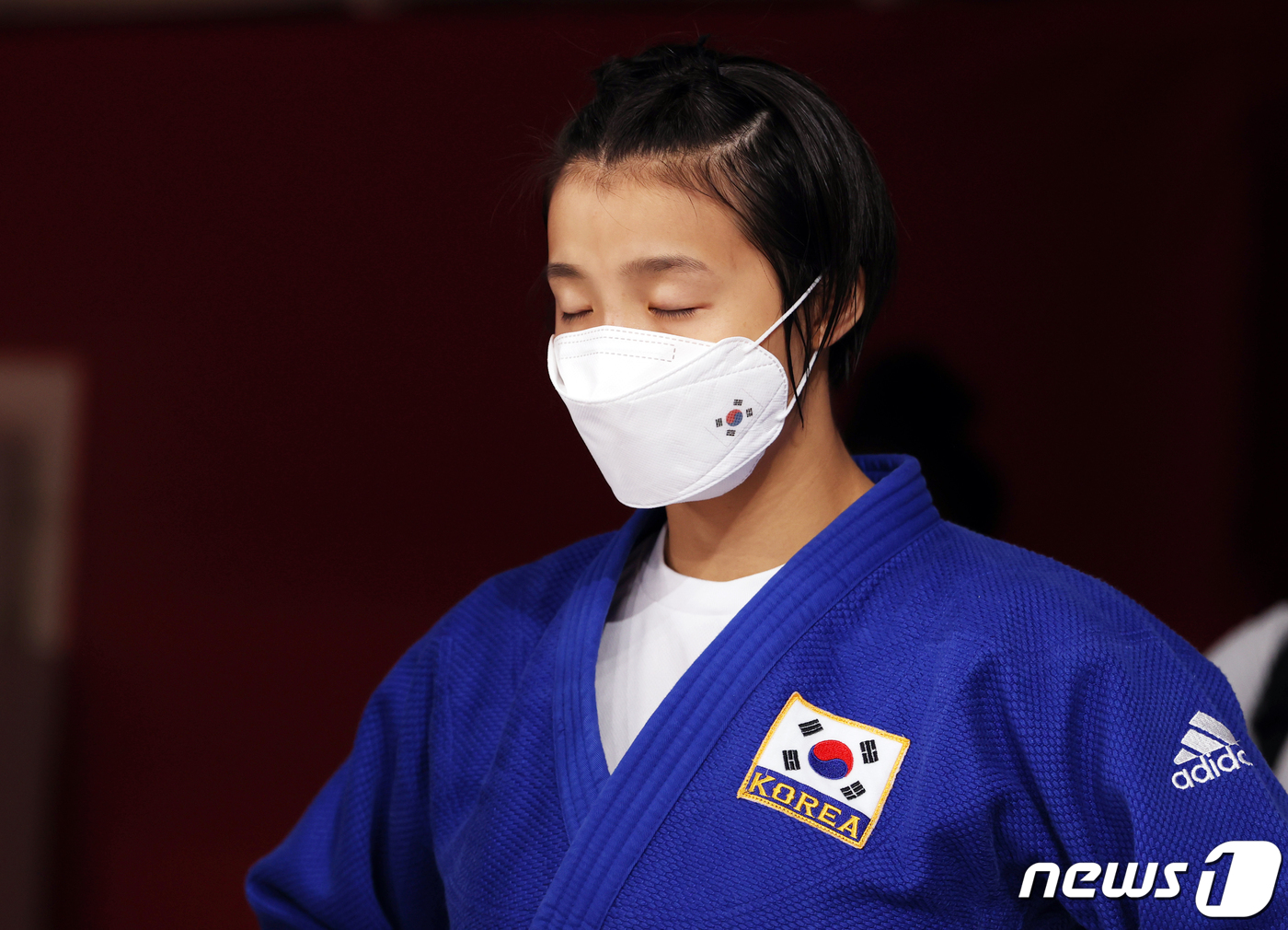 (도쿄=뉴스1) 이재명 기자 = 대한민국 유도 김지수가 26일 오전 일본 도쿄 지요다구 무도관에서 열린 '2020 도쿄올림픽' 57kg 유도 여자 16강전 경기를 앞두고 잠시 생각 …