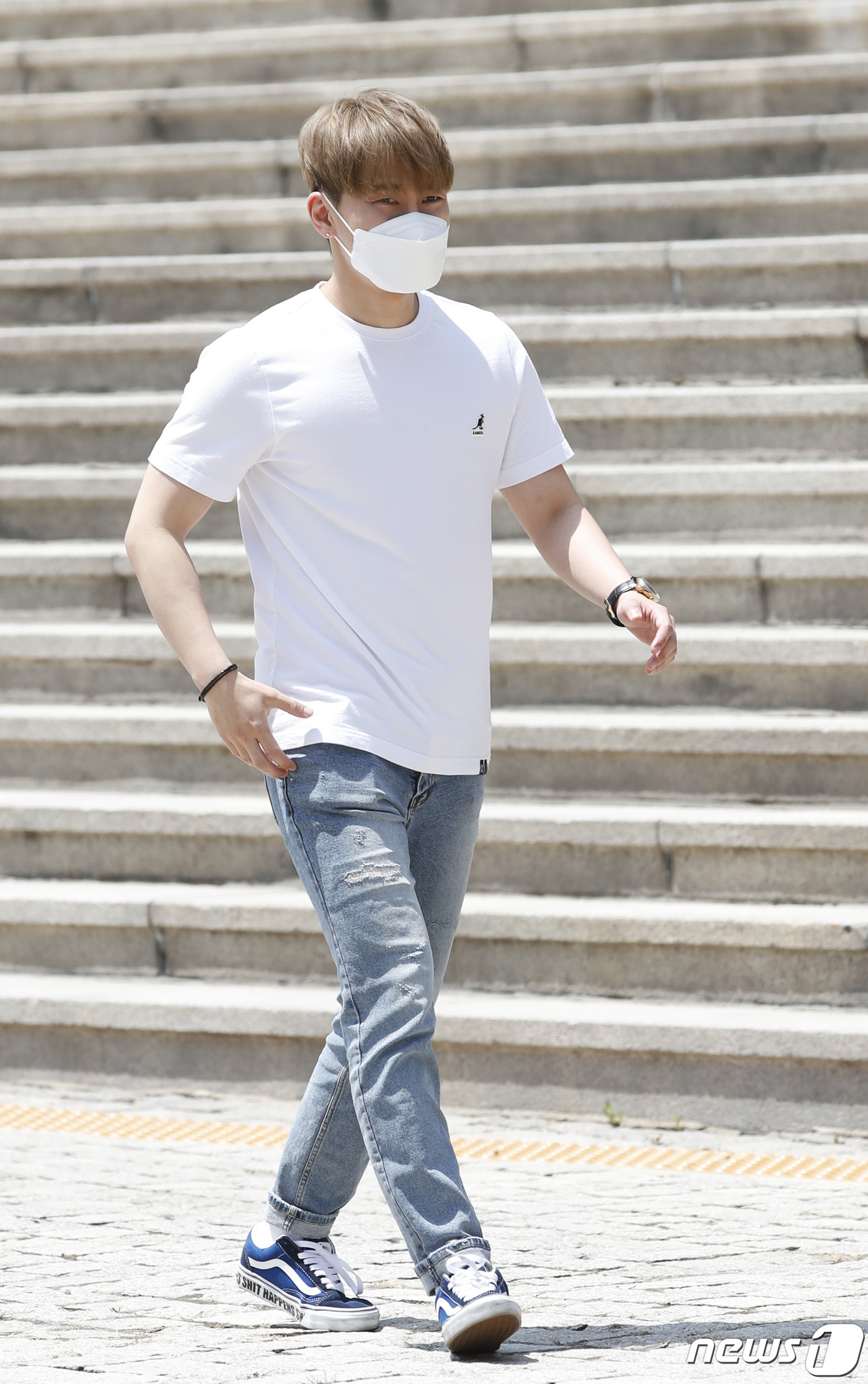 (서울=뉴스1) 권현진 기자 = 비투비 서은광이 엑스칼리버'의 홍보차 26일 오후 서울 KBS 본관에서 열리는 라디오 '정은지의 가요광장' 녹화장으로 들어서고 있다. 2021.7. …