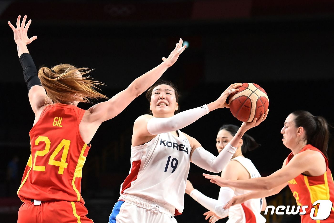 본문 이미지 - 한국 여자 농구대표팀의 센터 박지수(가운데) ⓒ AFP=뉴스1