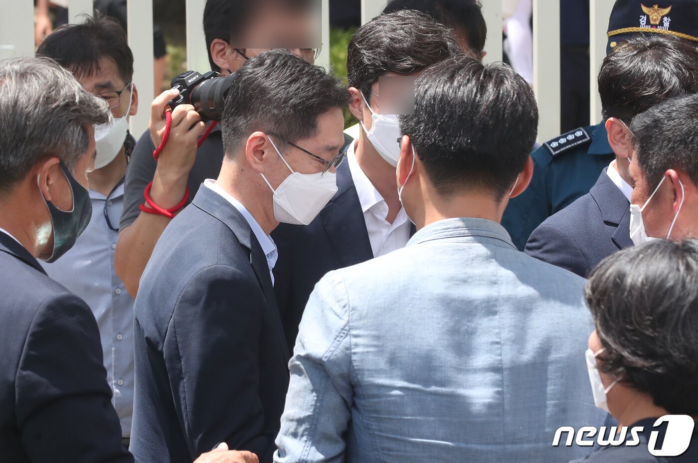 본문 이미지 - 드루킹 댓글 여론조작 사건으로 대법원에서 징역 2년이 확정된 김경수 전 경남도지사 26일 오전 경남 창원시 마산구 창원교도소 앞에서 재수감 전 입장을 밝힌 후 교도소로 향하고 있다. 2021.7.26/뉴스1 ⓒ News1 여주연 기자