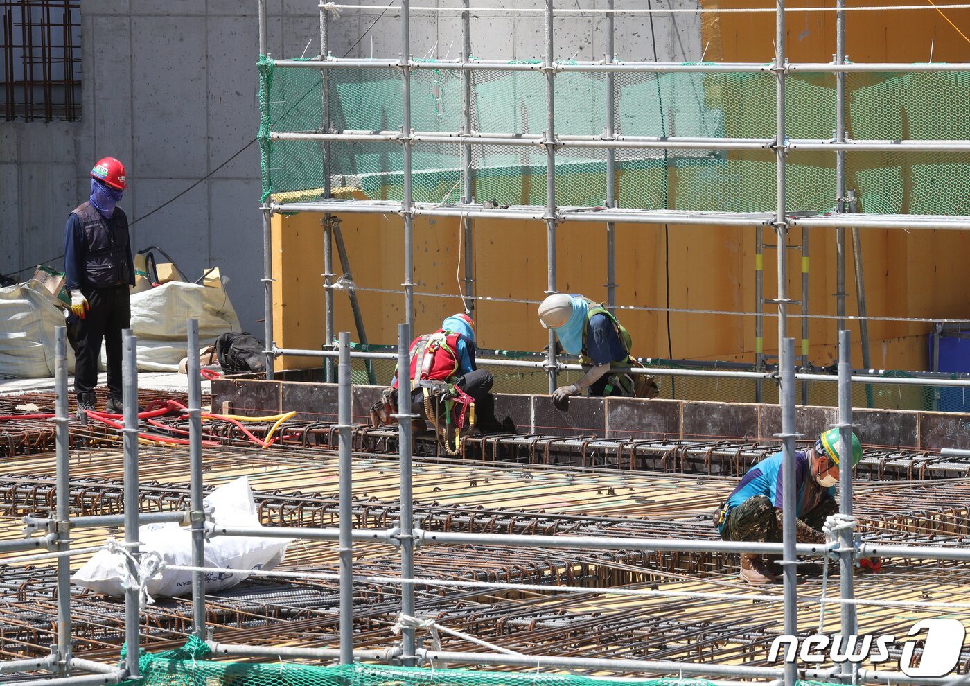 본문 이미지 - 서울의 한 아파트 건설 현장. ⓒ 뉴스1 신웅수 기자