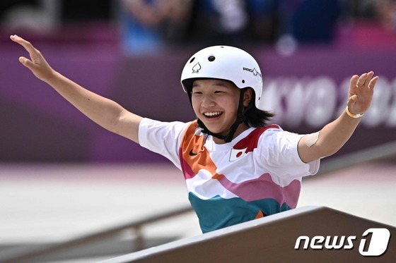 26일 열린 여자 스케이트보드 스트리트 종목에서 13세 330일의 나이로 우승을 차지한 니시야 모미지. © AFP=뉴스1 © News1 원태성 기자