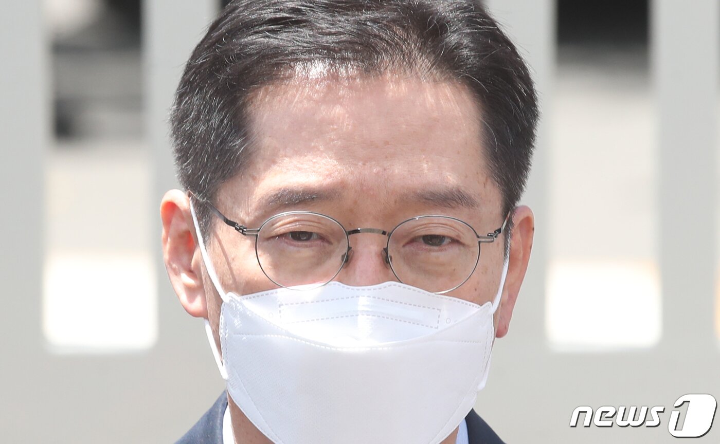 본문 이미지 - 드루킹 댓글 여론조작 사건으로 대법원에서 징역 2년이 확정된 김경수 전 경남도지사 26일 오전 경남 창원시 마산구 창원교도소 앞에서 재수감 전 입장을 밝히고 있다. 2021.7.26/뉴스1 ⓒ News1 여주연 기자