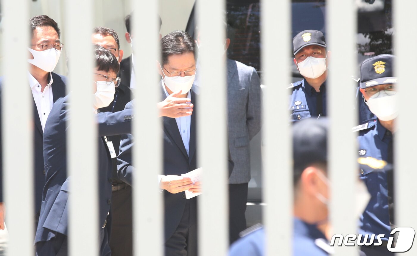 본문 이미지 - 드루킹 댓글 여론조작 사건으로 대법원에서 징역 2년이 확정된 김경수 전 경남도지사 26일 오전 경남 창원시 마산구 창원교도소 앞에서 재수감 전 입장을 밝히기 위해 차량에서 내리고 있다. 2021.7.26/뉴스1 ⓒ News1 여주연 기자