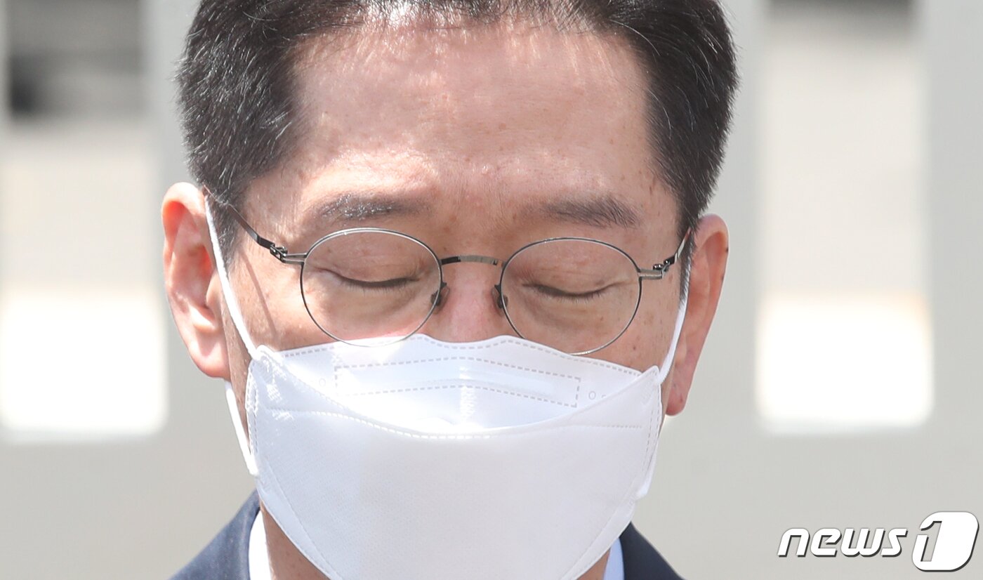본문 이미지 - 드루킹 댓글 여론조작 사건으로 대법원에서 징역 2년이 확정된 김경수 전 경남도지사 26일 오전 경남 창원시 마산구 창원교도소 앞에서 재수감 입장을 밝히고 있다. 2021.7.26/뉴스1 ⓒ News1 여주연 기자